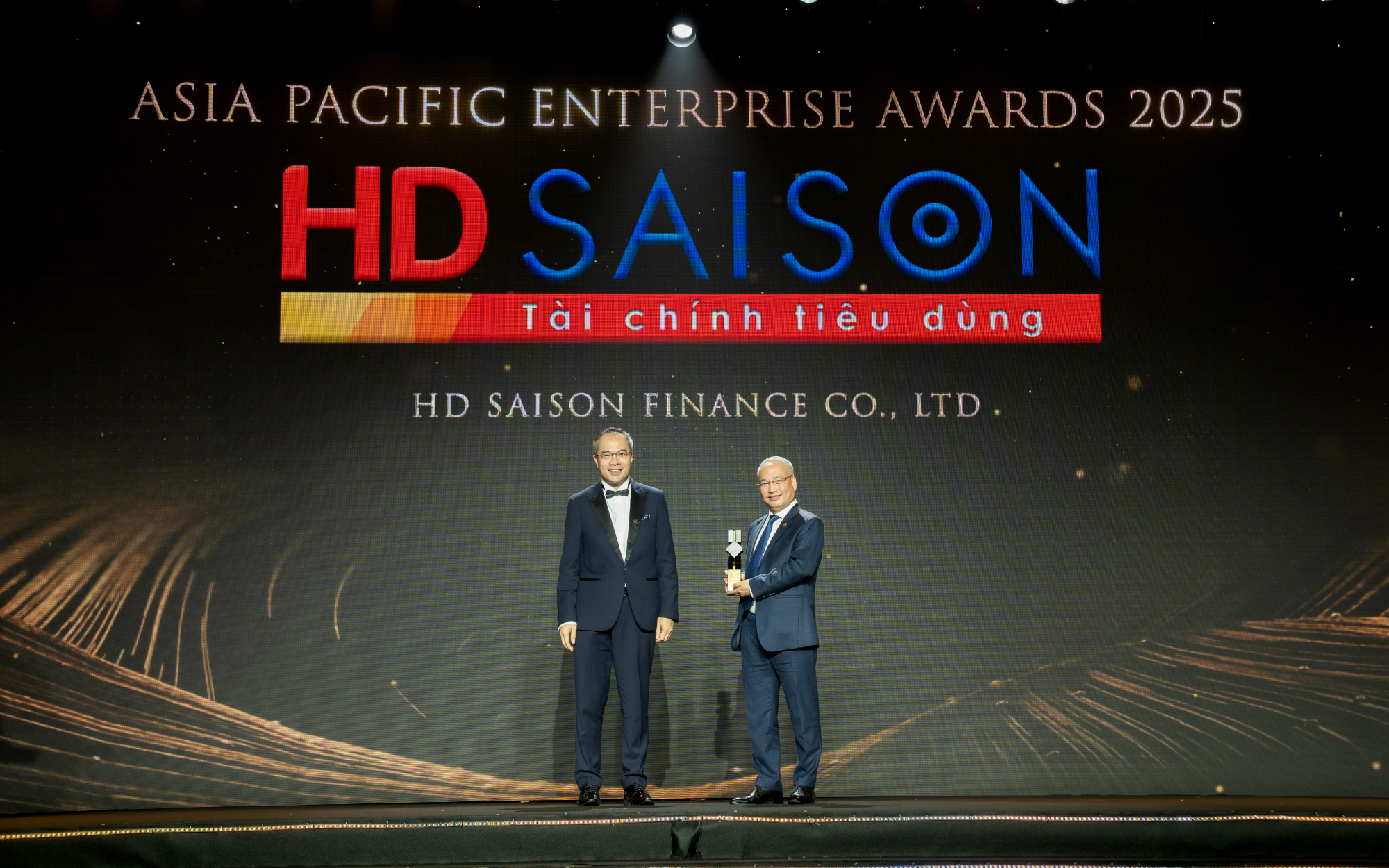 HD SAISON được vinh danh “Doanh nghiệp xuất sắc Châu Á” tại Asia Pacific Enterprise Awards 2025 (APEA)